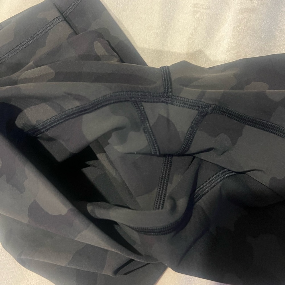 Lululemon women's camo wunder under full on luxe size 4 7/8 25 inch - Picture 8 of 8
